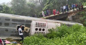 काठमाडौंबाट सुर्खेत जाँदै गरेको बस दाङमा दुर्घटना