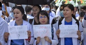 कुटपिटको विरोधमा सडकमा निस्किए डाक्टर (तस्वीरहरु)