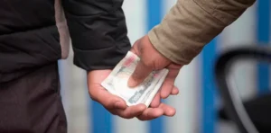 मालपोतका नासु र खरिदार डेढ लाख घुससहित पक्राउ