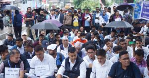 निजामति भित्र समेट्न माग गर्दै स्थानीय तहका कर्मचारी सडक आन्दोलनमा