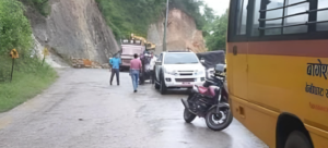 ट्रकको ठक्करबाट २ बालकको मृत्युपछि अवरुद्ध भएको पृथ्वी राजमार्ग खुल्यो