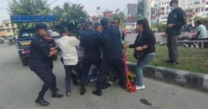 माइतिघरमा धर्नारत आरती साहकी आमा, बुबा र भाइ प्रहरीद्वारा पक्राउ