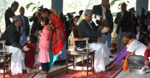 पूर्वराजा ज्ञानेन्द्र शाहले लगाइदिए सर्वसाधारणलाई टीका र जमरा 