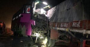 रौतहटबाट काठमाडौँ आउँदै गरेको बस चितवनमा दुर्घटना, २० जना घाइते