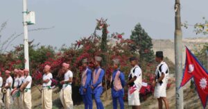 कतारी अमिरलाई स्वागत गर्न सांस्कृतिक भेषभूषामा नेपाली (तस्वीरहरू)