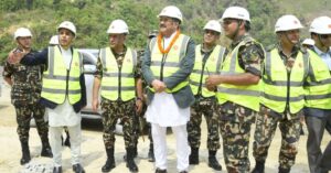 रक्षामन्त्रीले गरे सुरुङमार्ग ‘ब्रेक थ्रू’