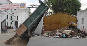 सडक विभाग बाहिर काठमाडौं महानगरले थुपारिदियो धुलो