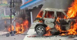 विराटनगरमा विद्यार्थीले लगाए योजना आयोगको गाडीमा आगो