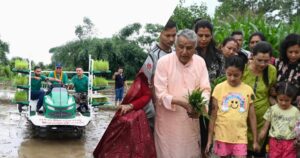 धान रोपाइँमा राष्ट्रपतिदेखि प्रधानमन्त्रीसम्म (तस्वीरहरू)