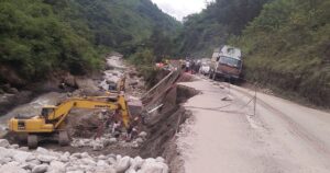 अरनिको राजमार्ग फेरि अवरुद्ध, वैकल्पिक सडक प्रयोग गर्न अनुरोध