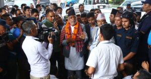 नवनियुक्त कृषिमन्त्री अधिकारीलाई मन्त्रालयको प्रवेशद्वारमै अवरोध