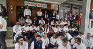 नयाँ कृषिमन्त्री आएपनि मन्त्रालयको प्रवेशद्वारमा कर्मचारीको धर्ना जारी