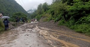 पृथ्वीराजमार्ग अन्तरगत  फिस्लिङमा लेदोसहितको पहिरो