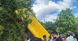 पोखराको स्कूल बस दुर्घटनामा आमाछोराको मृत्यु