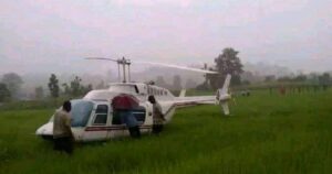 बिरामी बोकेको हेलिकोप्टर खेतमा अवरतण