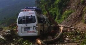 गजुरीमा गुडिरहेको माइक्रो बसमाथि रूख ढल्दा सात जना घाइते