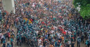 अशान्त बंगलादेश : प्रधानमन्त्री र गृहमन्त्री निवासमा लुटपाट, कैयौं स्थानमा आगजनी