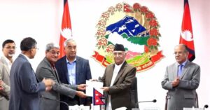 सरकारबाट बाहिरिएपछि प्रचण्ड पहिलोपटक ओली र देउवासँगै देखिए