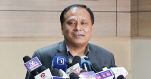 कुलमान घिसिङले पत्रकार सम्मेलन गर्दै