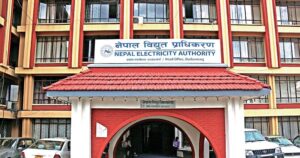 लाइन काटेपछि धमाधम विद्युत् महसुल बुझाउँदै उपभोक्ता