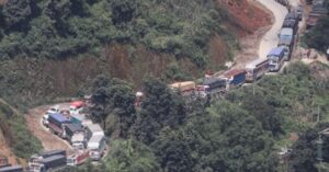 मलेखुमा पहिरो, पृथ्वी राजमार्ग दुईतर्फी अवरुद्ध