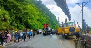 यसरी निकालियो मर्स्याङ्दीमा खसेको भारतीय बस (तस्बिरहरू)