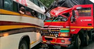 सिमलतालमा बस र ट्रक ठोक्किए र दुर्घटना