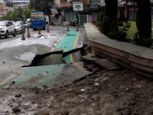 ललितपुरको पुलचोकमा सडक भासियो