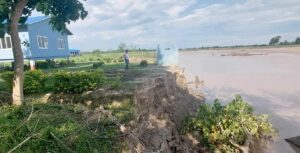 मोहना नदीले बगायो सशस्त्रको बीओपी भवन