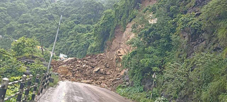 ललितपुरमा पहिरो खस्दा कान्तिलोकपथ अवरुद्ध