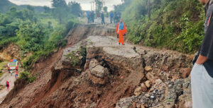 देशभर ६३ स्थानमा यातायात अवरुद्ध, काठमाडौं छिर्ने सबै नाका बन्द
