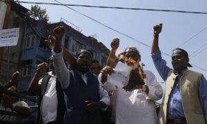 माइतीघर मण्डलामा राजेन्द्र महतोले जलाए संविधान