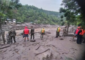 बाढीले अस्तव्यस्त चितवन, करिब ३ सय जनाको उद्धार