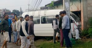 दाङकाे तुलसीपुरमा माइक्रोबस दुर्घटना हुँदा ६ जना घाइते