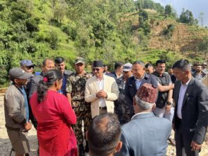 गृहमन्त्री लेखकद्वारा बाढीपहिरो प्रभावित भूमिडाँडा र बेथानचोक क्षेत्रको निरीक्षण