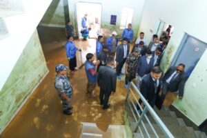 बाढीले हिलाम्मे पारेको पार्टी कार्यालय अवलोकन गर्न च्यासल पुगे प्रधानमन्त्री ओली