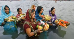 आज छठ पर्वको मुख्य दिन, अस्ताउँदो सूर्यलाई अर्घ्य दिइँदै