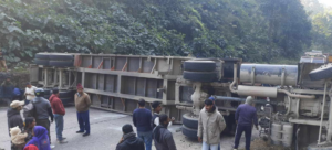 काठमाडौँ जाँदै गरेको कन्टेनर मकवानपुरमा पल्टिँदा पूर्वपश्चिम राजमार्ग अवरुद्ध