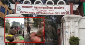 काठमाडौँ महानगरद्वारा ३५ बोरा प्लास्टिकका माला बरामद