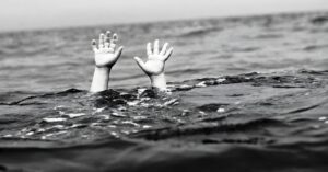 सर्लाहीको ईश्वरपुरमा पोखरीभित्र कार खस्दा दुई जना बेपत्ता 