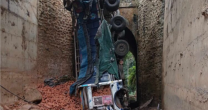 आँबुखैरेनीको आँधीखोलामा ट्रक दुर्घटना, २ जनाको मृत्यु