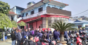 इटहरी उपमहानगरपालिकाका कर्मचारीहरुले गरे आन्दोलन, प्रशासन शाखामा ताला बन्दी