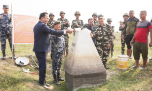झापामा नेपाल-भारत सीमा स्तम्भ मर्मत सुरु