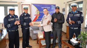 नबिल बैंकद्वारा उपत्यका ट्राफिक प्रहरी कार्यालयलाई २० थान मोबाइल प्रदान