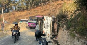 काभ्रेमा बस दुर्घटना: १७ जना घाइते, चालक र सह-चालकको अवस्था गम्भीर