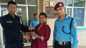 हराएको सुनको सिक्री खोजेर प्रहरीले युवतीलाई जिम्मा लगायो