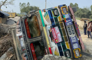  सर्लाहीको बरहथवामा उखु बोकेको ट्रक दुर्घटना,चालक घाइते