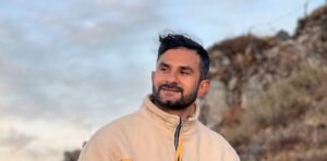 सिआइडी भन्दै राजावादी प्रदर्शनकारीले कुटपिट गरेर भाँचिदिए पत्रकारको खुट्टा