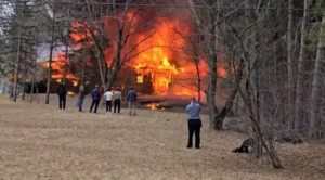 अमेरिकामा घरमाथि विमान दुर्घटना, चालकको मृत्यु