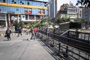 राजावादीहरूलाई रिङरोडबाट भित्र छिर्न नदिन बानेश्वर-तीनकुने सडकमा प्रहरीले लगायो बार